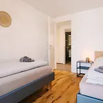 Eiger In See- Und Bergnaehe, Modern, Mit Balkon Und Aussicht Fuer 4 Gaeste Spiez