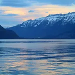 Eiger In See- Und Bergnaehe, Modern, Mit Balkon Und Aussicht Fuer 4 Gaeste Spiez