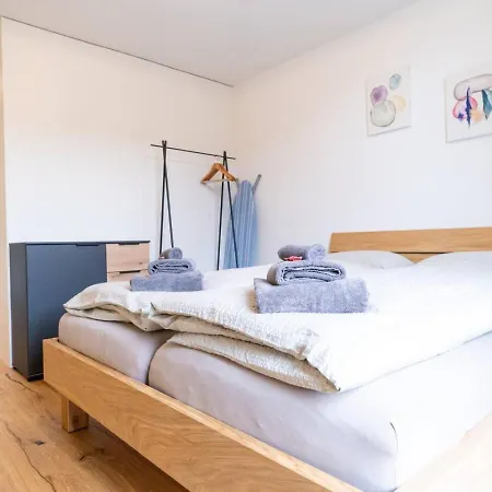 Eiger In See- Und Bergnaehe, Modern, Mit Balkon Und Aussicht Fuer 4 Gaeste Spiez